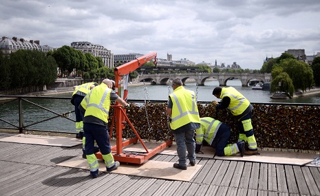 Paris Locks of Love Being Removed to Save Pont des Arts Bridge - V?DEO